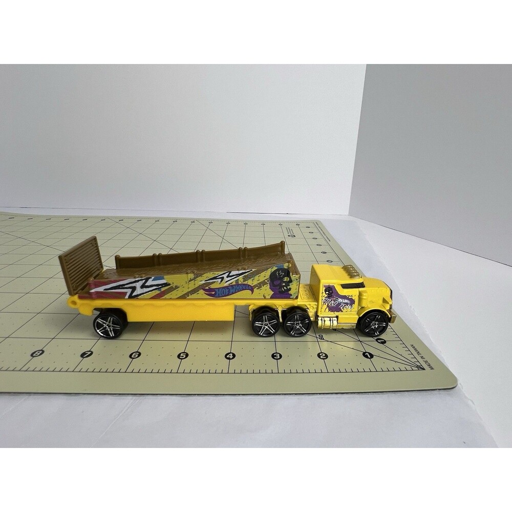 2013 Hot Wheels City RUMBLE ROAD Truck Yellow Hauler Semi Rig Transporter 1:64